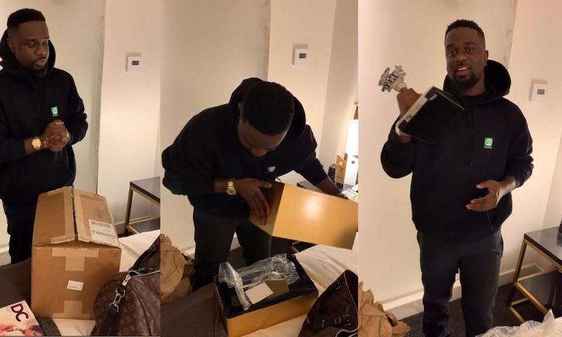 Sarkodie receives his BET Hip Hop award plaque
