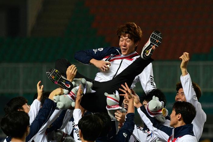 Team-mates threw Hwang Ui-jo in the air after his scoring spree led South Korea to victory in the 2018 Asian Games