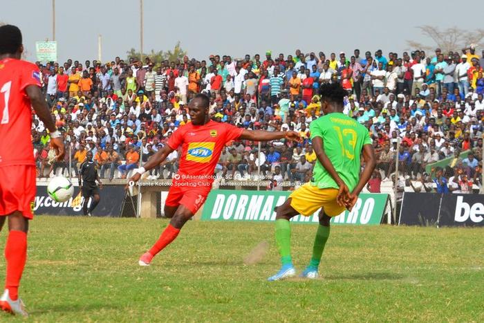 Fans blast Kotoko, Aduana Stars for playing first-half with 10 men