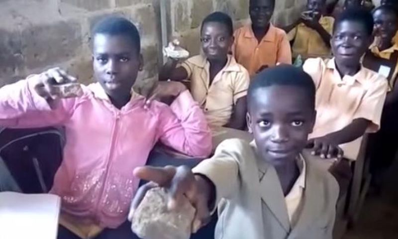 Pupils learn ICT with stones (File photo)