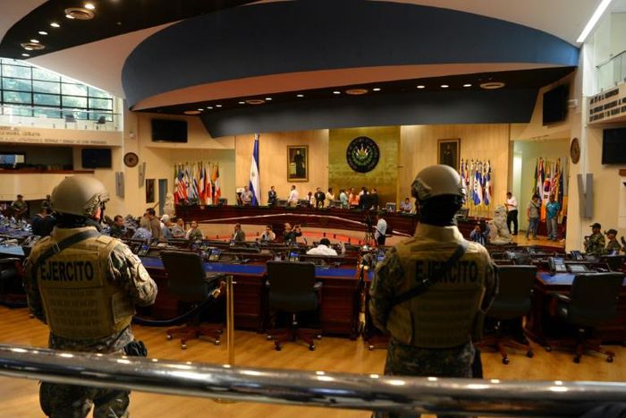 Before Mayib Bukele's entry, armed police and soldiers with rifles and wearing body armor entered the chamber