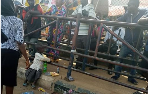 Little girl stranded at BRT station, sits ignorantly beside her mother’s dead body (photos)