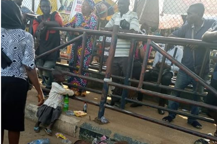 Little girl stranded at BRT station, sits ignorantly beside her mother’s dead body (photos)