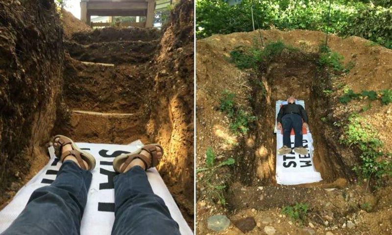 This university lets students lie in “purification grave” to reconcile with death (video)