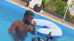 Bisa Kdei shows off his swimming pool