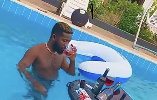 Bisa Kdei shows off his swimming pool