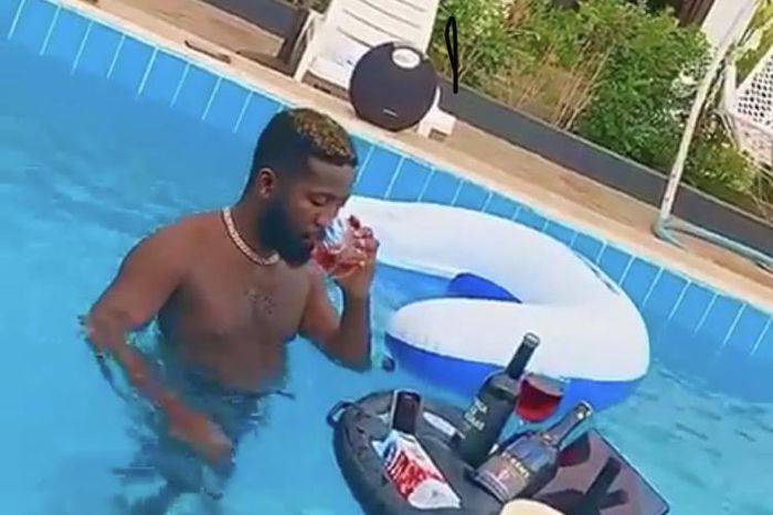 Bisa Kdei shows off his swimming pool