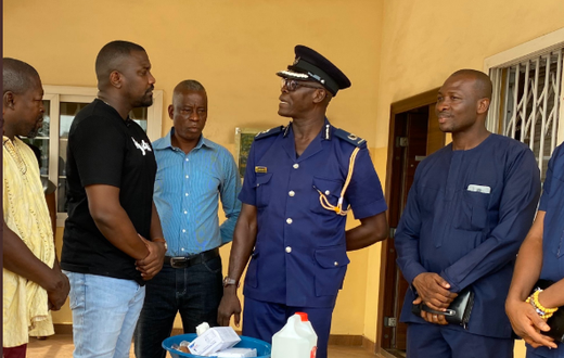 Dumelo donates to police stations