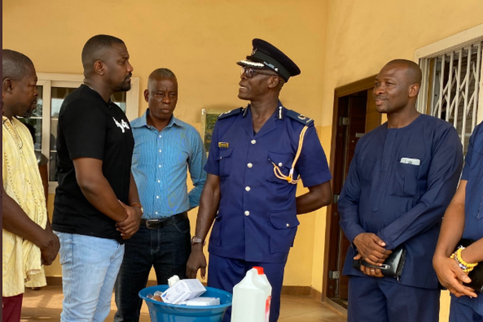 Dumelo donates to police stations