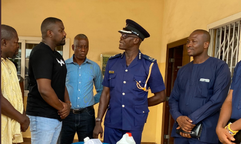 Dumelo donates to police stations