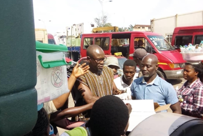 Black Stars coach CK Akonnor donates hand sanitisers to street hawkers