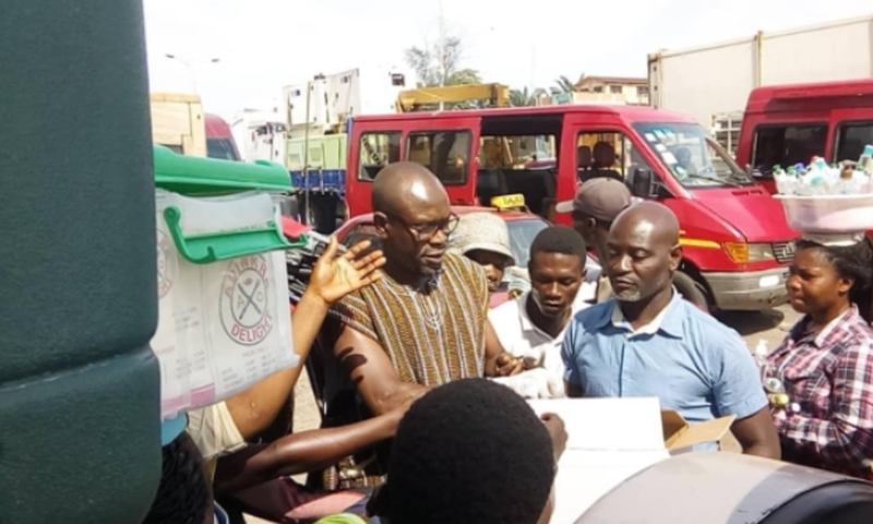 Black Stars coach CK Akonnor donates hand sanitisers to street hawkers