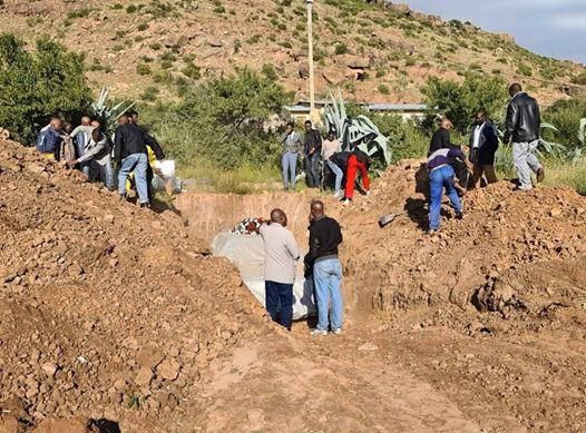 Villagers watch speechlessly as local chief is buried in Mercedes Benz (video/photos)