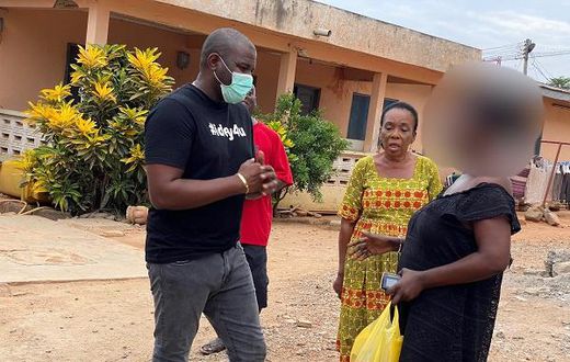 Dumelo donates to woman