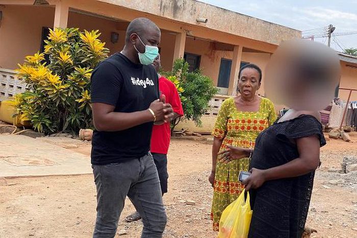 Dumelo donates to woman