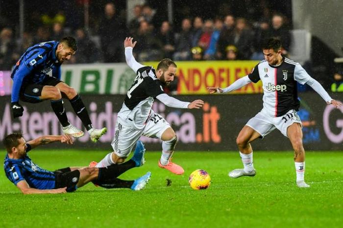 Argentine forwards Gonzalo Higuain (C) and Paulo Dybala (R) scored in the final quarter of an hour for a 3-1 win at Atalanta.