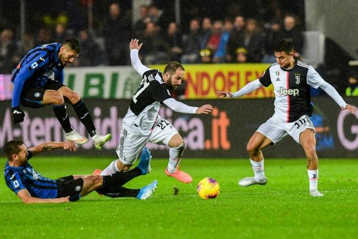 Argentine forwards Gonzalo Higuain (C) and Paulo Dybala (R) scored in the final quarter of an hour for a 3-1 win at Atalanta.