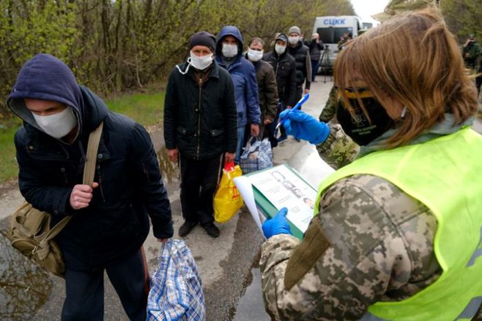 Ukrainian prisoners being handed over at the Mayorske checkpoint in eastern Ukraine