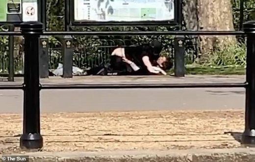 Libidinous couple caught in a 'sexual lockdown' in front of Buckingham palace