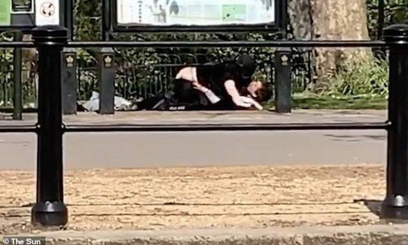 Libidinous couple caught in a 'sexual lockdown' in front of Buckingham palace