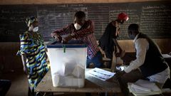 An electoral officials wore masks for the last round of voting
