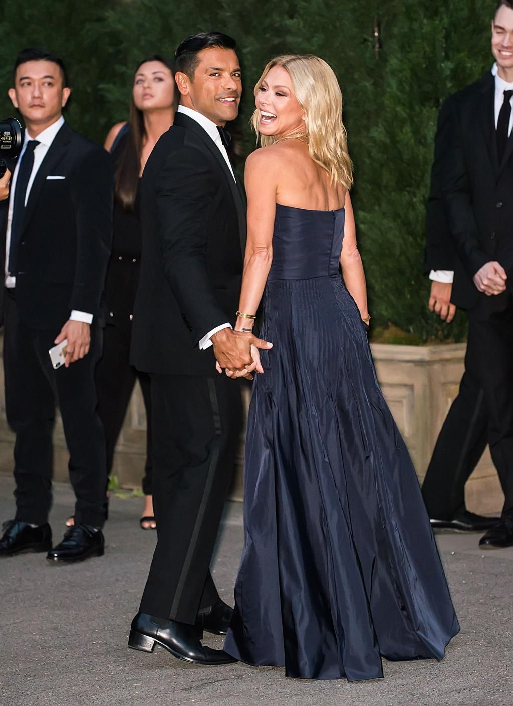 Kelly Ripa and Mark Consuelos' Body Language Is D*mn Near Perfect