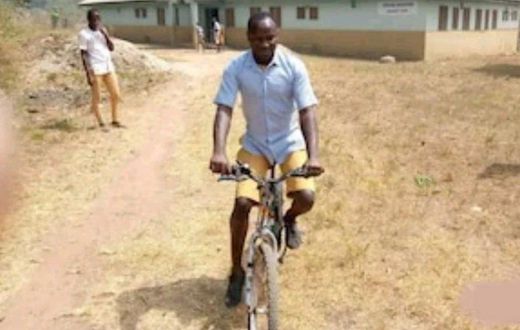 This blind man rides bicycle perfectly as if he was able-bodied