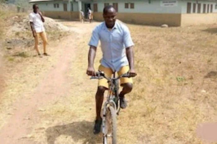 This blind man rides bicycle perfectly as if he was able-bodied