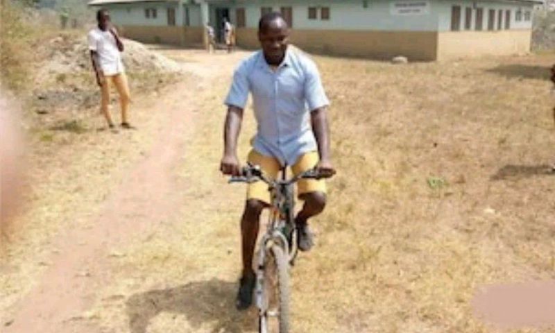 This blind man rides bicycle perfectly as if he was able-bodied