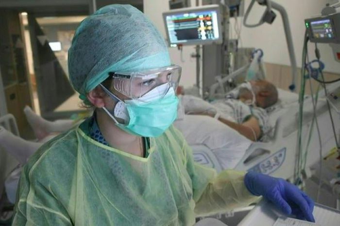 Stress, fatigue, lack of contact with patients...  Mathilde, a night nurse on a COVID-19 unit at Ixelles hospital, feels that the coronavirus pandemic has changed the relationship between patients and medical staff.