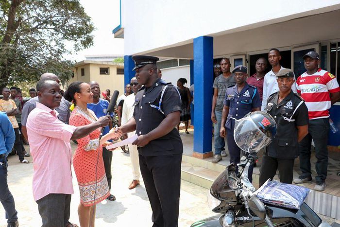 Zanetor donates to police