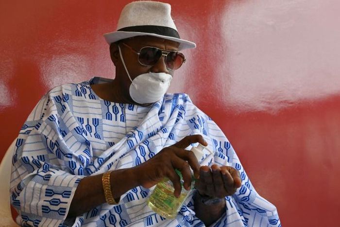 Follow my lead: King Nanan Ako Ako Omer at a meeting with advisers on the coronavirus pandemic