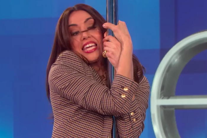 Aubrey Plaza Tries J-Lo's 'Hustlers' Pole Dance