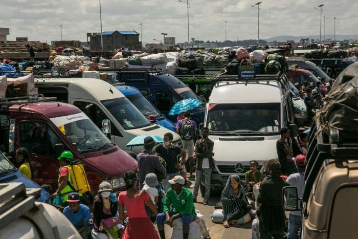 Malagasy rush to flee the capital after the government temporarily eased travel restrictions