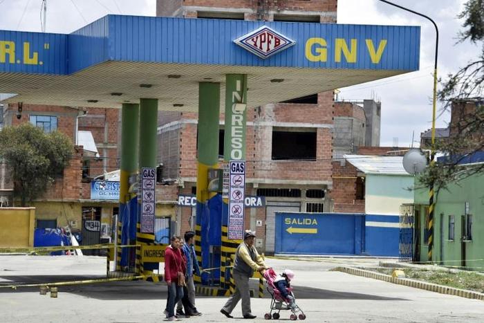 A service station in El Alto, Bolivia is closed due to the lack of gasoline, a problem affecting stations all over the country