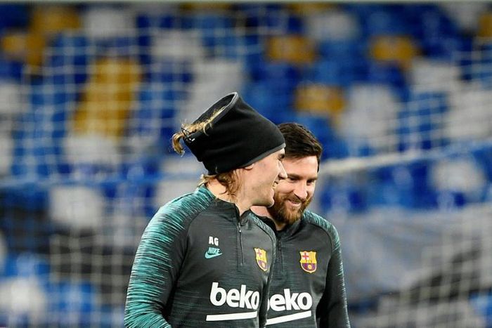 Barcelona stars Lionel Messi (R) and Antoine Griezmann train at Napoli's San Paolo stadium