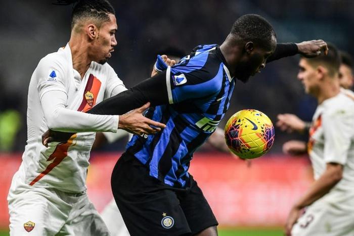 AS Roma defender Chris Smalling (L) holds off Inter Milan's forward Romelu Lukaku at the San Siro stadium in Milan.