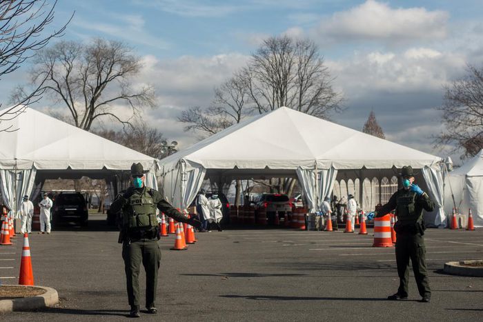 In Virus Hot Spot, Lining Up and Anxious at Drive-in Test Center