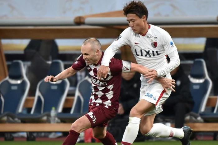 Ex-Barcelona midfielder Andres Iniesta (L) has raised Vissel Kobe's hopes in the AFC Champions League