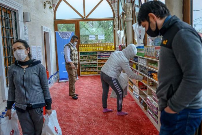 With mass prayers suspended, the Dedeman mosque in Istanbul has turned itself into a food bank