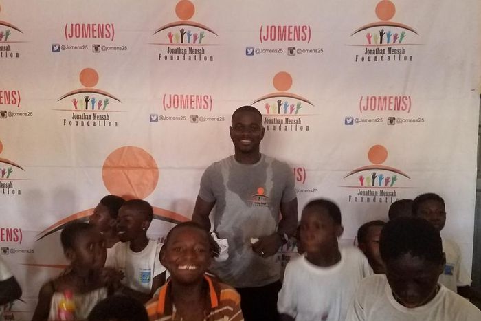 Jonathan Mensah makes donation to Street Academy