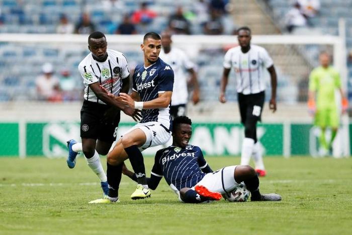 Lorenzo Gordinho (C) and Thabang Monare (R) of Bidvest Wits thwart Siphesihle Ndlovu of Orlando Pirates (L)