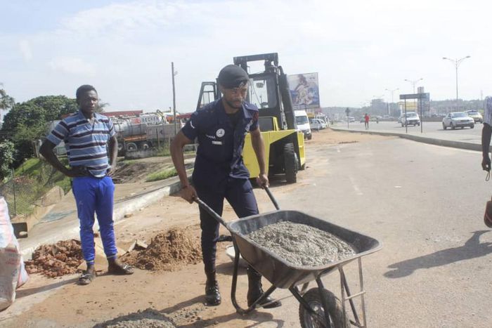 Police officer fills deadly potholes in Accra to save lives