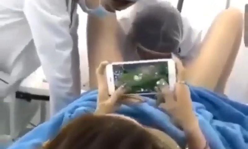 “Brave” pregnant woman plays game on phone while delivering baby in labour ward