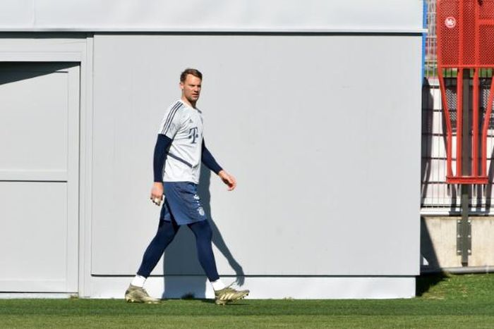 Bayern Munich goalkeeper Manuel Neuer is frustrated by stalling negotiations over a contract extension