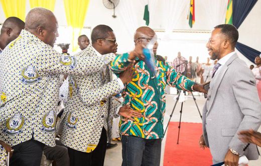 VIDEO: Owusu Bempah ‘clashes’ with Mahama in church