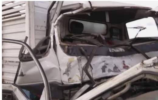Driver intentionally collides with a truck to kill officer escorting him to station for traffic offense