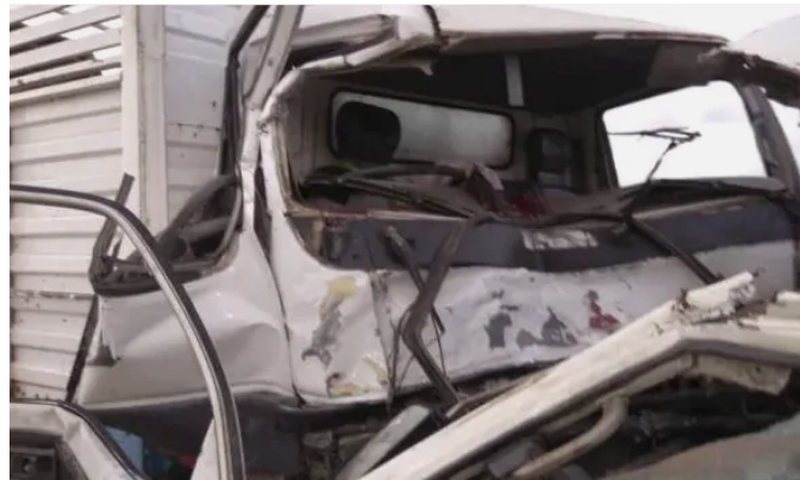 Driver intentionally collides with a truck to kill officer escorting him to station for traffic offense