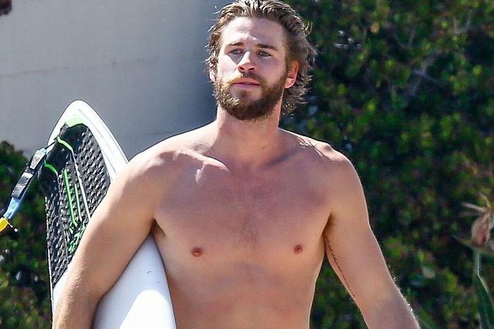 This is Liam Hemsworth's 5-Move Big Arms Workout
