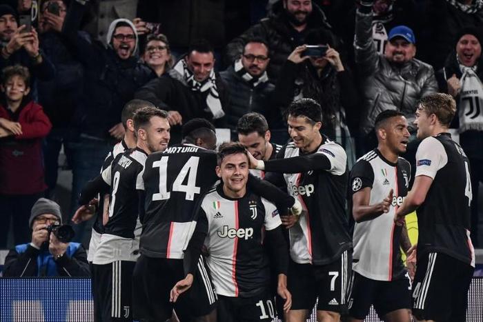 Paulo Dybala (C) celebrates with Cristiano Ronaldo (R) after scoring the winning goal.
